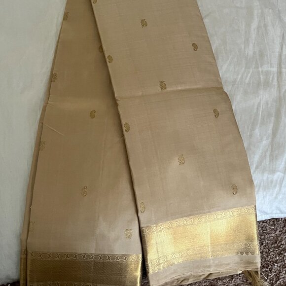 Kanchipuram Pure Silk Saree Beige, golden Zari Border & Rich Pallu | Blouse Inc - Picture 9 of 13